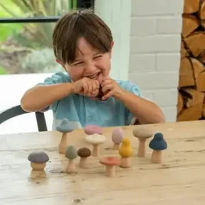 Kind met Tickit Silisoft Paddenstoelen Set (Aarde Kleuren)