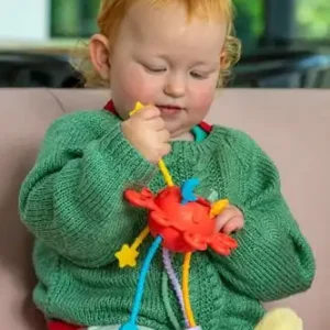 Kind met Tickit Silisoft Zip Trek Speelgoed (Regenboog Kleuren)