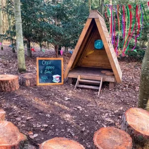 Cosy Direct Boshut met kleurijke kijkgaatjes in bos