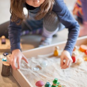 Kinderen met Grapat houten speelbak