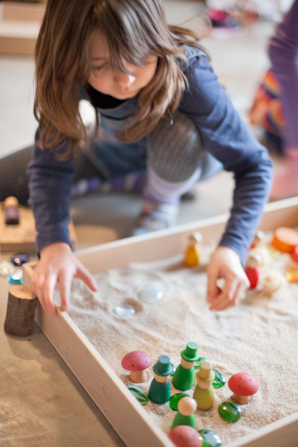 Kinderen met Grapat houten speelbak