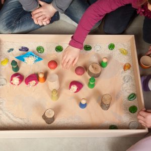 Kinderen met Grapat houten speelbak