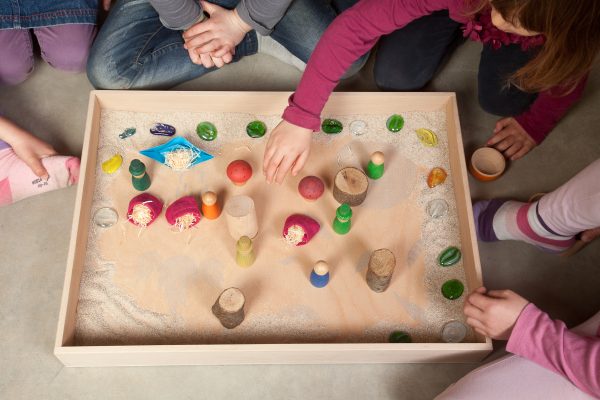 Kinderen met Grapat houten speelbak