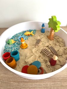 Sensorische speelbak inspiratie zomer speelbak