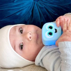 baby met Glo Pals Rammelaar Blair