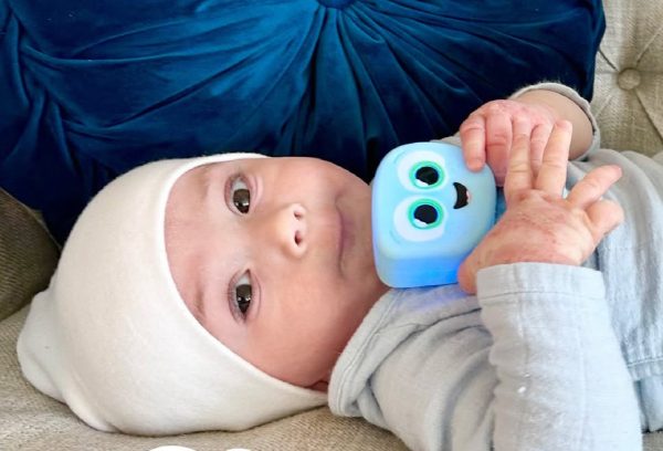baby met Glo Pals Rammelaar Blair