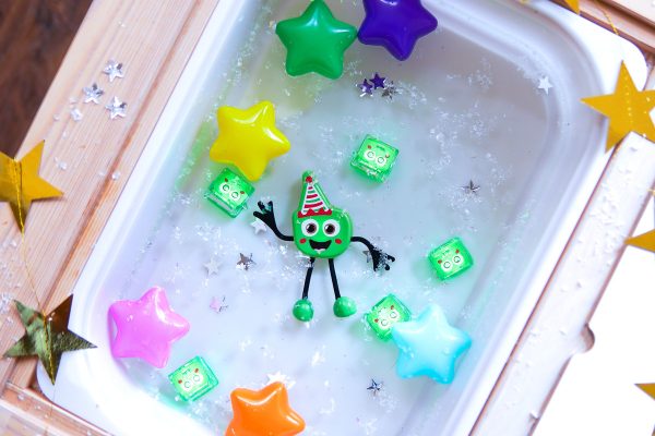 Glo Pals kerst speelvriendje inclusief 2 lichtgevende blokjes