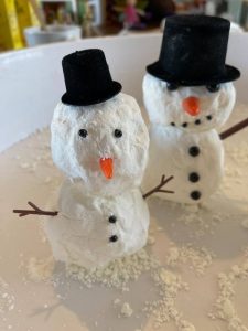 Sneeuwpoppen van zelfgemaakte sneeuw